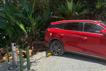 Electric vehicle charging station