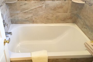 Deep soaking bathtub