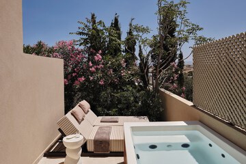 Private spa tub