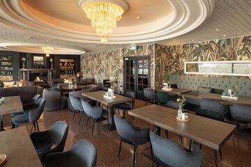 Lobby lounge