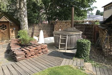 Outdoor spa tub