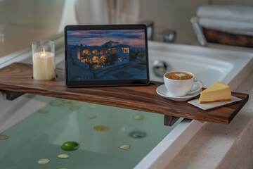 Deep soaking bathtub