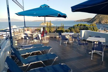 Poolside bar