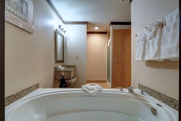 Deep soaking bathtub