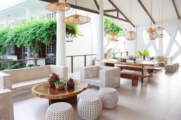 Lobby lounge