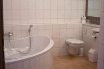 Deep soaking bathtub