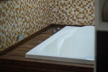 Deep soaking bathtub
