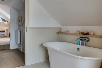 Deep soaking bathtub