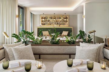 Lobby lounge