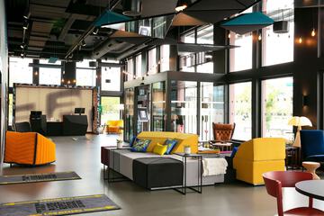 Lobby lounge
