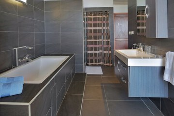 Deep soaking bathtub