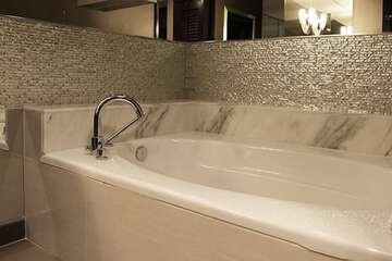 Deep soaking bathtub