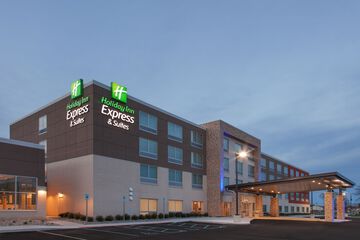 Holiday Inn Express and Suites Detroit / Sterling Heights by IHG