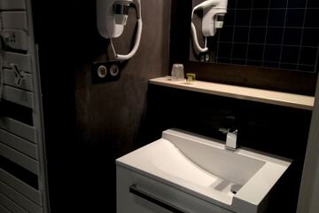 Bathroom sink