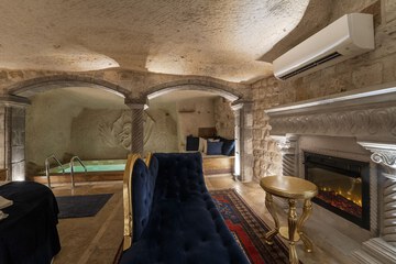 Indoor/outdoor pool