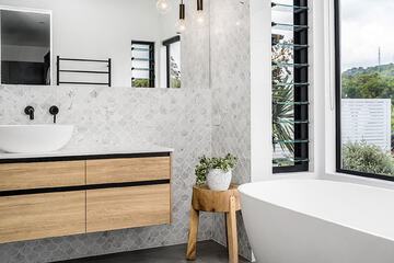 Deep soaking bathtub