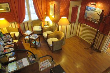 Lobby lounge