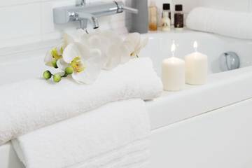 Deep soaking bathtub