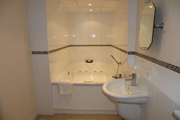 Deep soaking bathtub