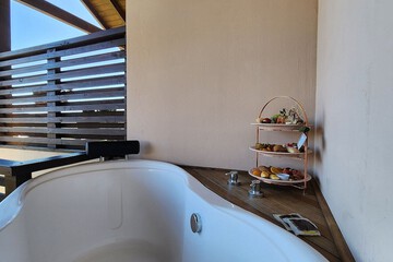 Deep soaking bathtub