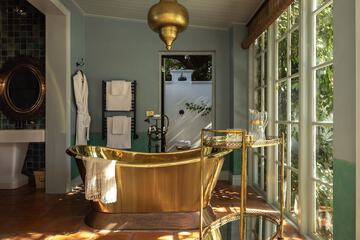 Deep soaking bathtub