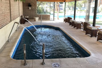 Indoor/outdoor pool