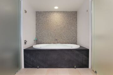 Deep soaking bathtub