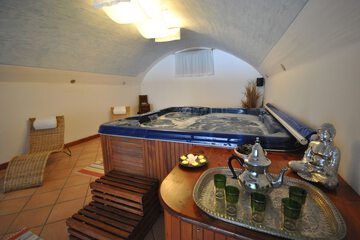 Indoor spa tub