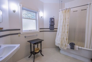 Deep soaking bathtub