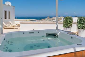 Jetted tub