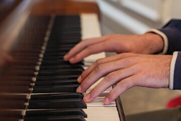 Electric vehicle charging station