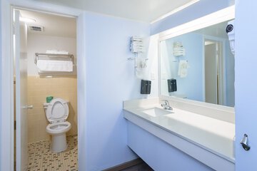 Room 6 of 13
