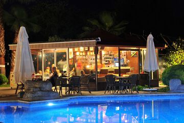 Poolside bar