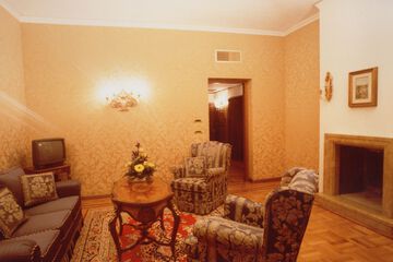 Lobby lounge