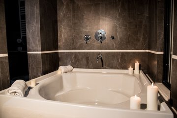 Deep soaking bathtub