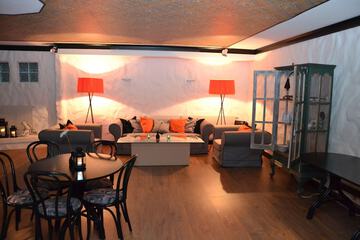 Lobby lounge
