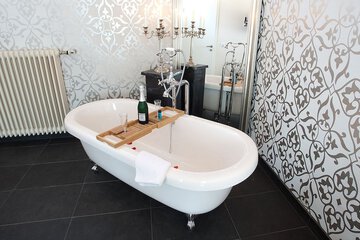 Deep soaking bathtub