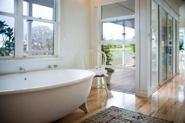 Deep Soaking Bathtub