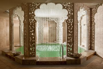 Indoor spa tub