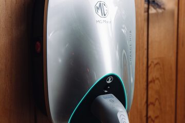 Electric vehicle charging station