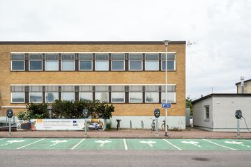 Electric vehicle charging station