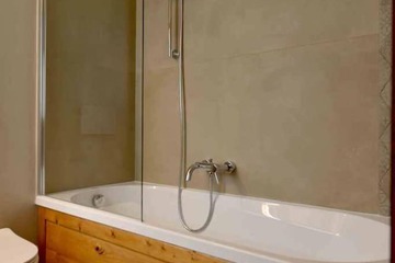 Deep soaking bathtub