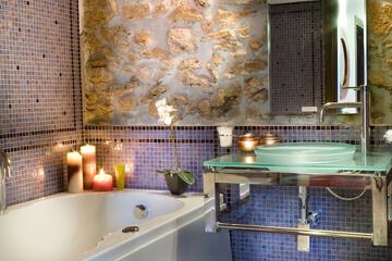 Deep soaking bathtub