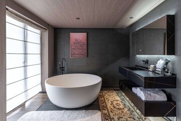 Deep soaking bathtub
