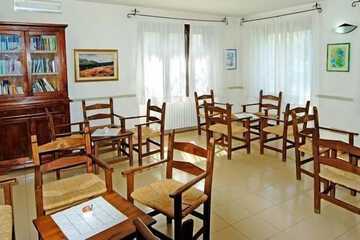 Lobby lounge