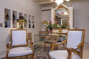 Lobby lounge