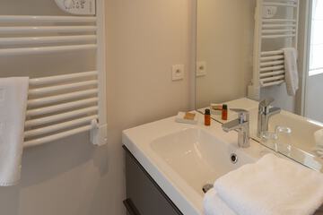 Bathroom sink