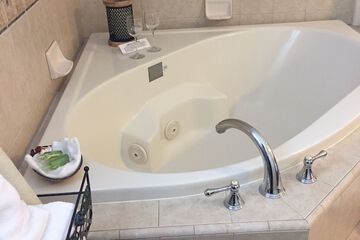 Deep soaking bathtub