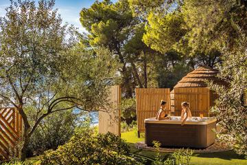 Outdoor spa tub