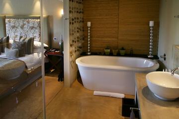 Deep soaking bathtub
